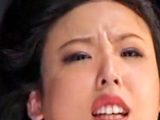残酷な鉄枷で両足を無理やり開かされてメチャクチャに秘部を責められ気を失う女捜査官